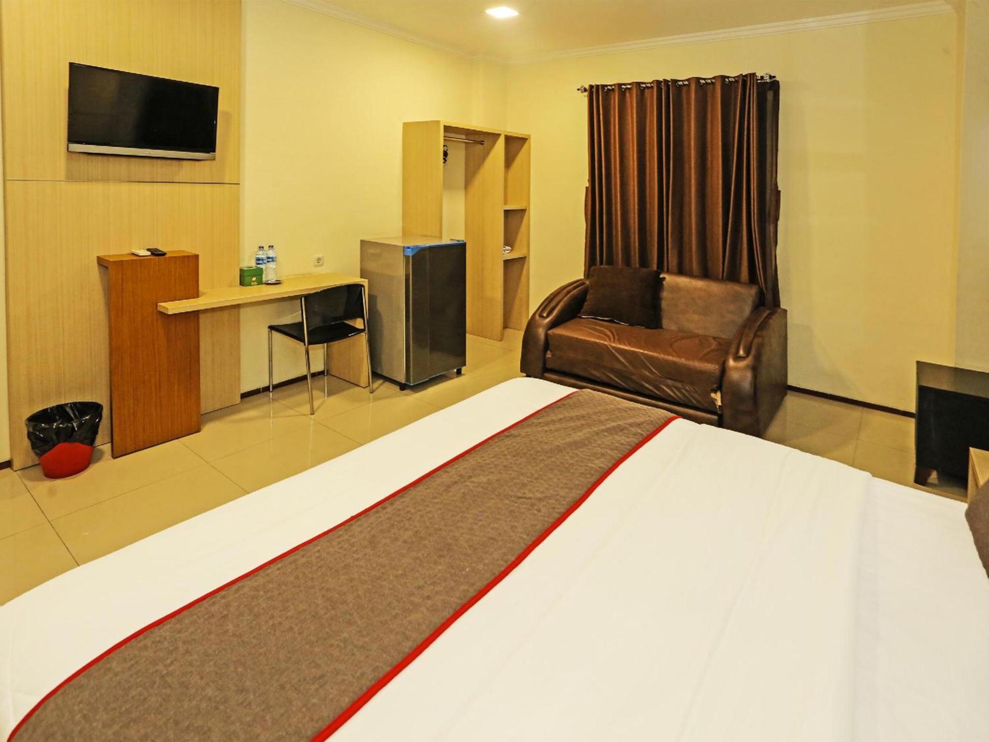 Super Oyo Townhouse Oak Hotel Fiducia 설퐁 외부 사진