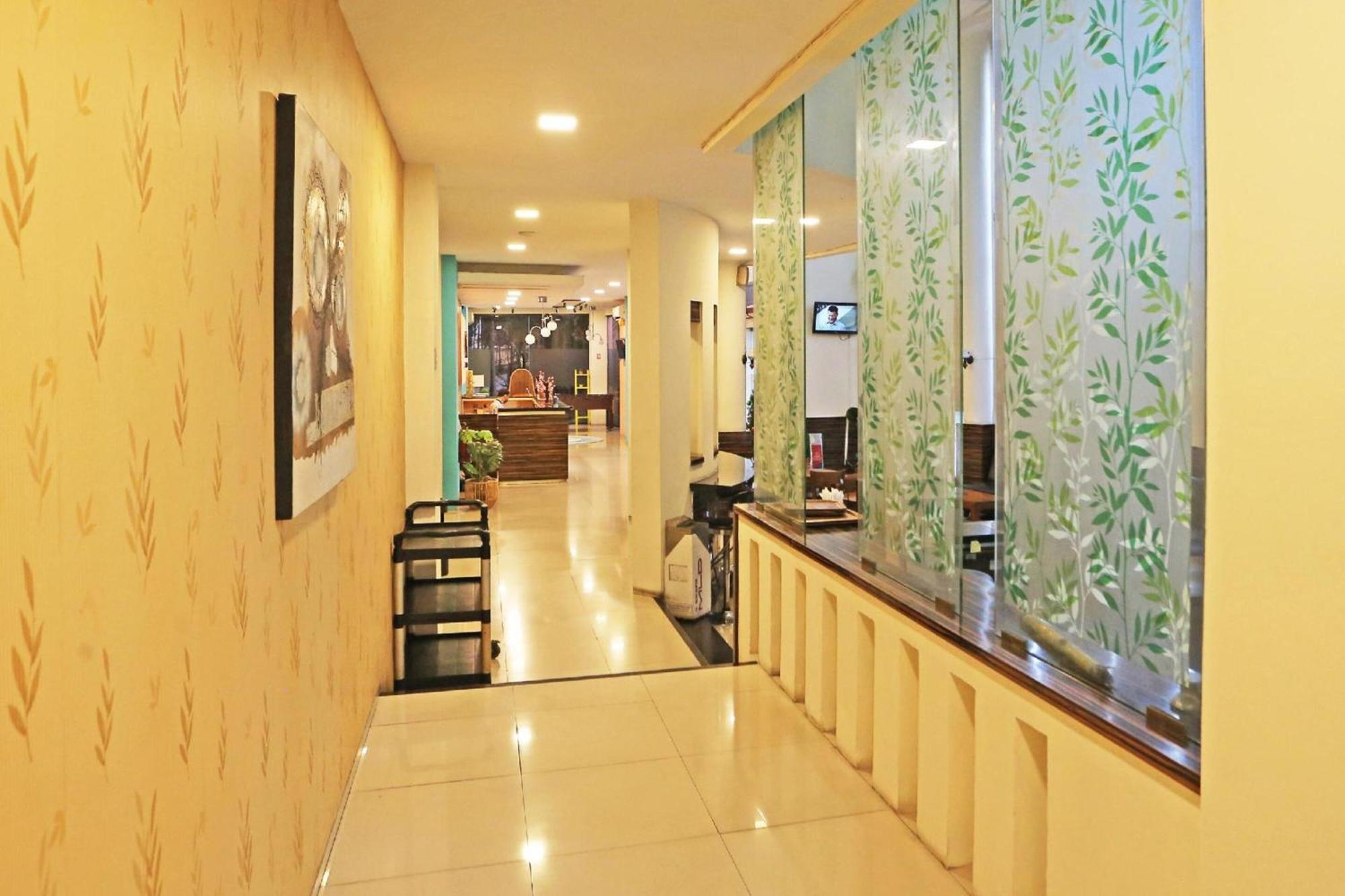 Super Oyo Townhouse Oak Hotel Fiducia 설퐁 외부 사진