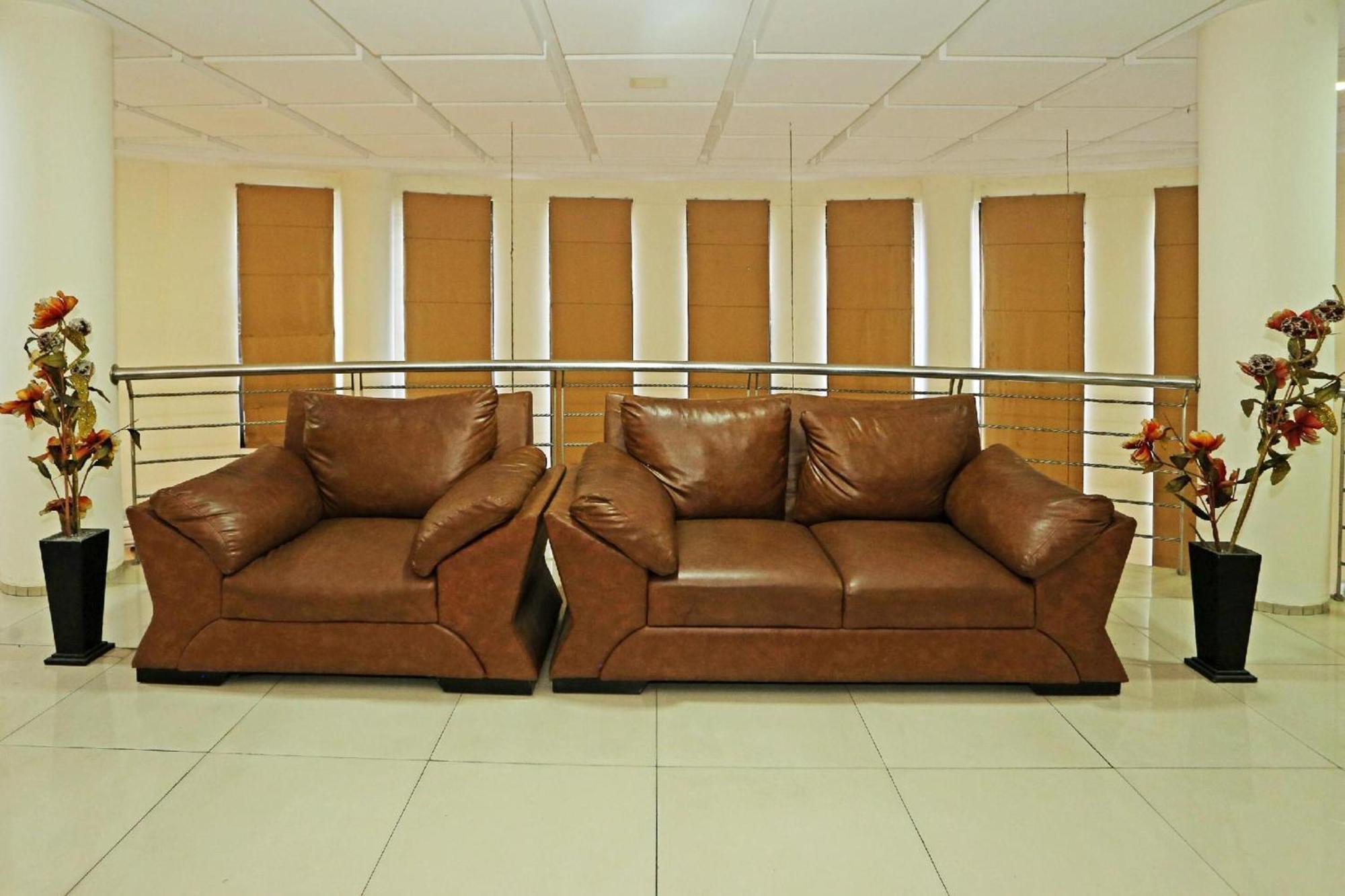 Super Oyo Townhouse Oak Hotel Fiducia 설퐁 외부 사진