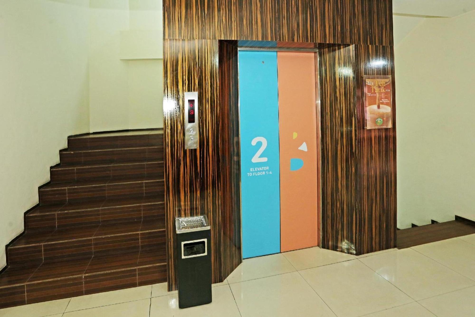 Super Oyo Townhouse Oak Hotel Fiducia 설퐁 외부 사진