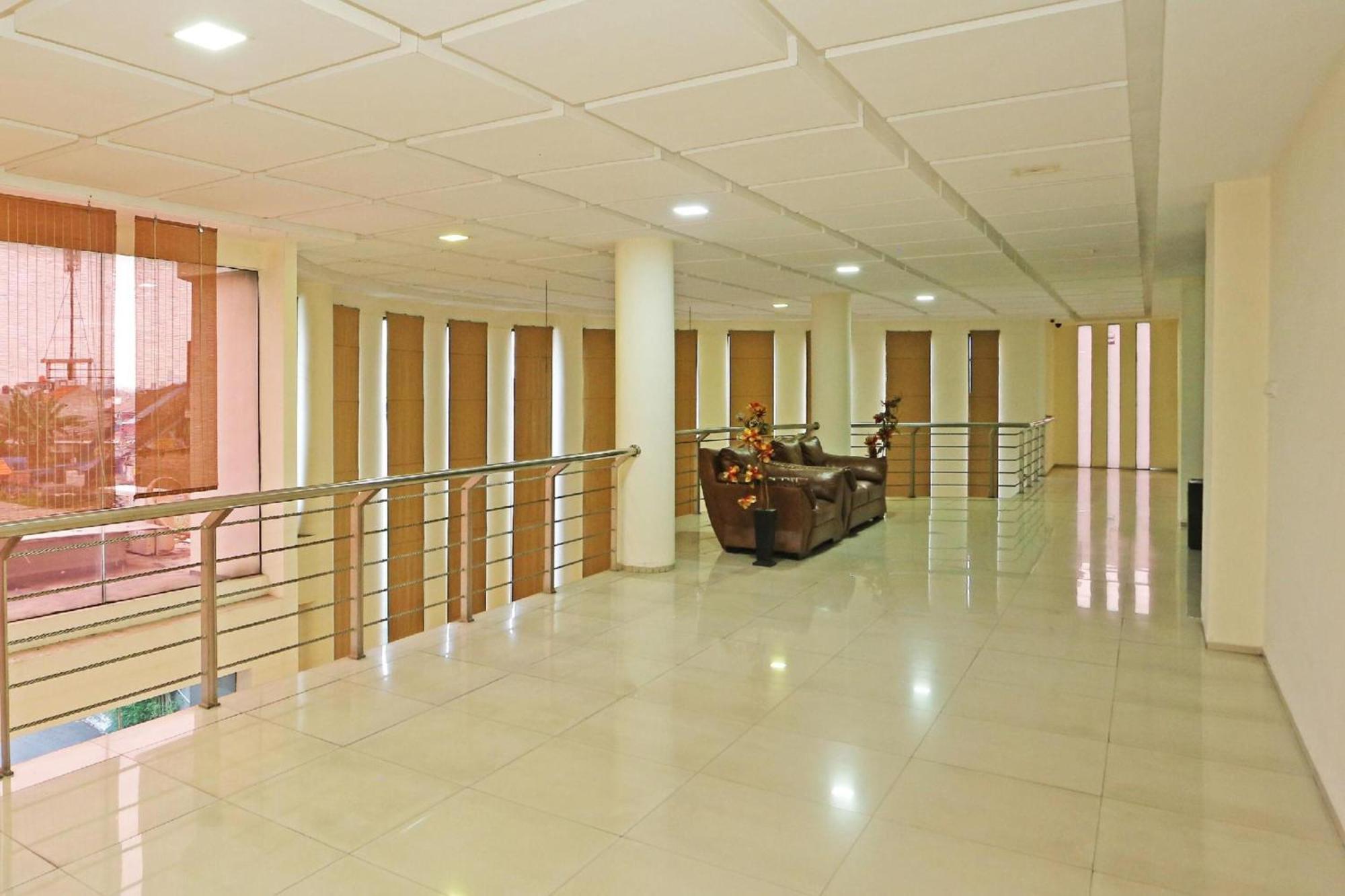 Super Oyo Townhouse Oak Hotel Fiducia 설퐁 외부 사진