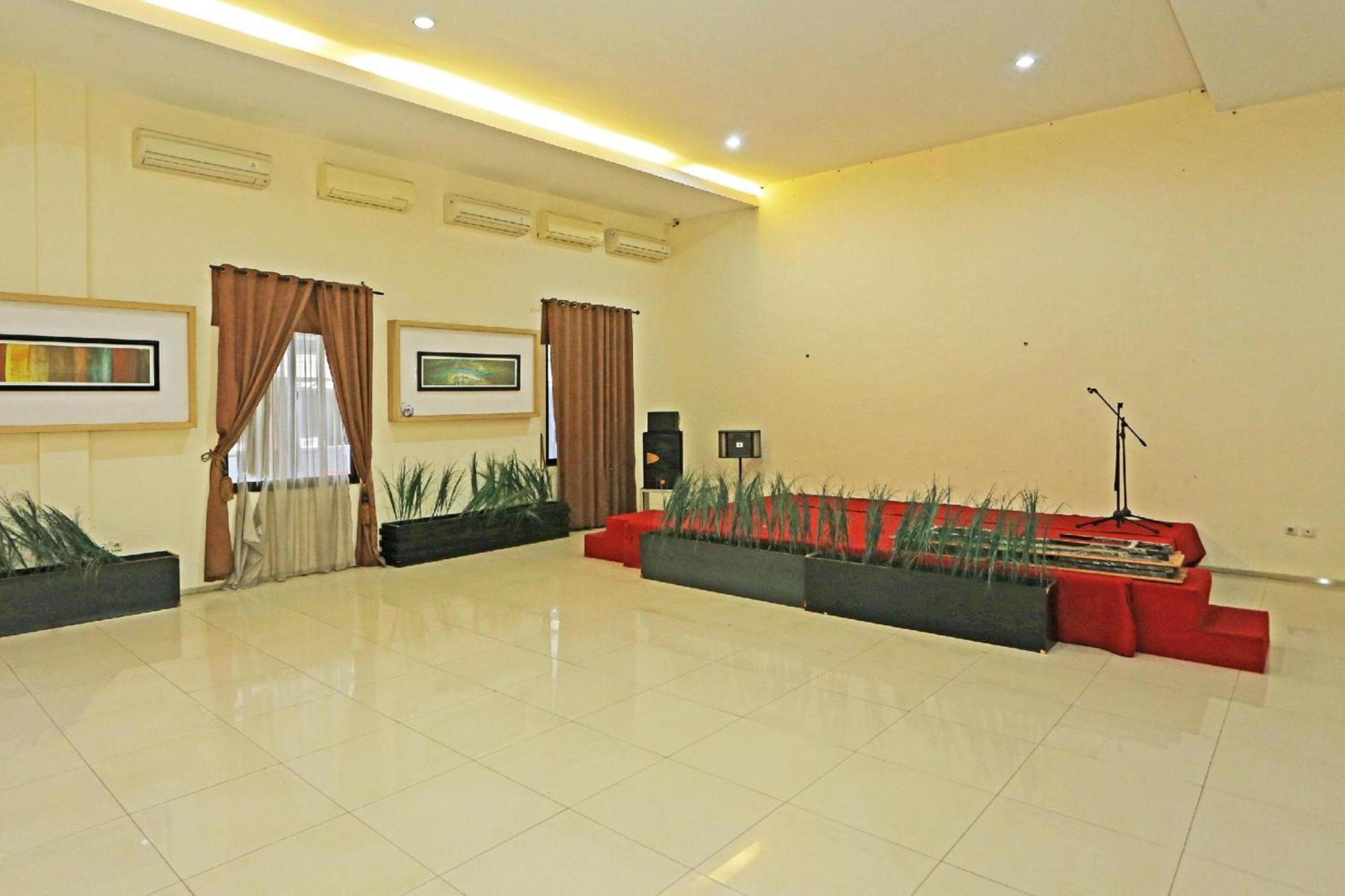 Super Oyo Townhouse Oak Hotel Fiducia 설퐁 외부 사진