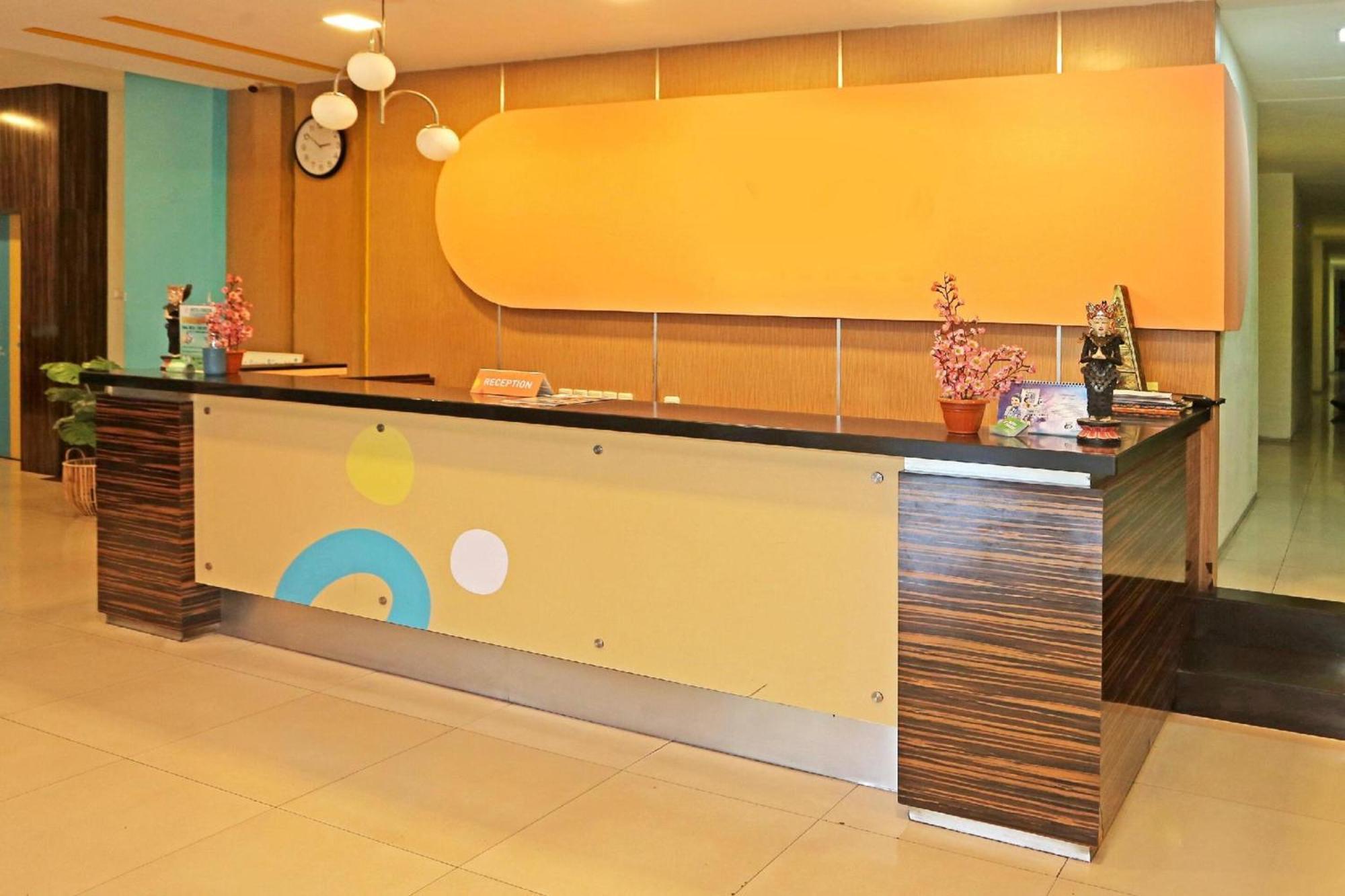 Super Oyo Townhouse Oak Hotel Fiducia 설퐁 외부 사진