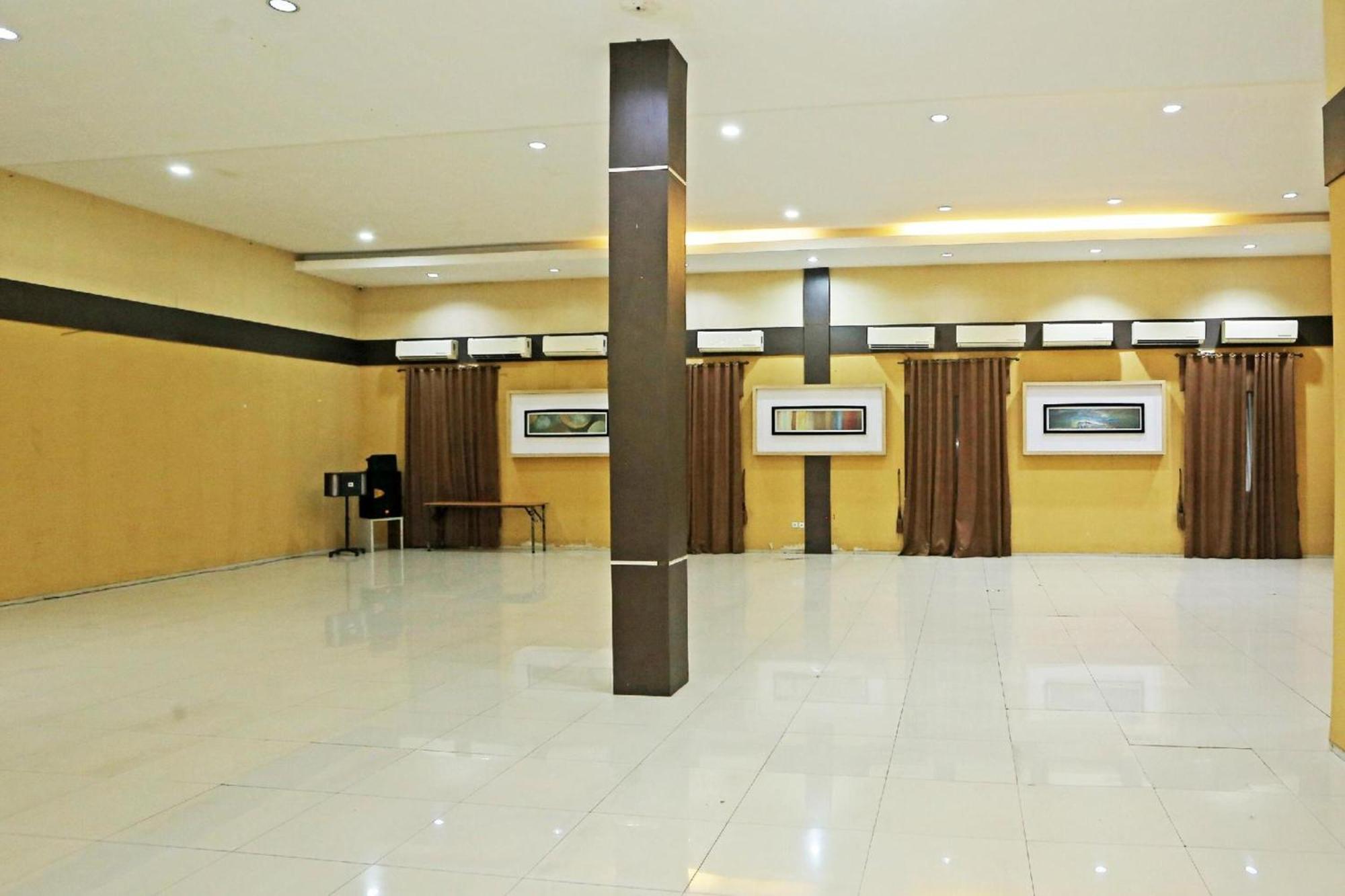 Super Oyo Townhouse Oak Hotel Fiducia 설퐁 외부 사진