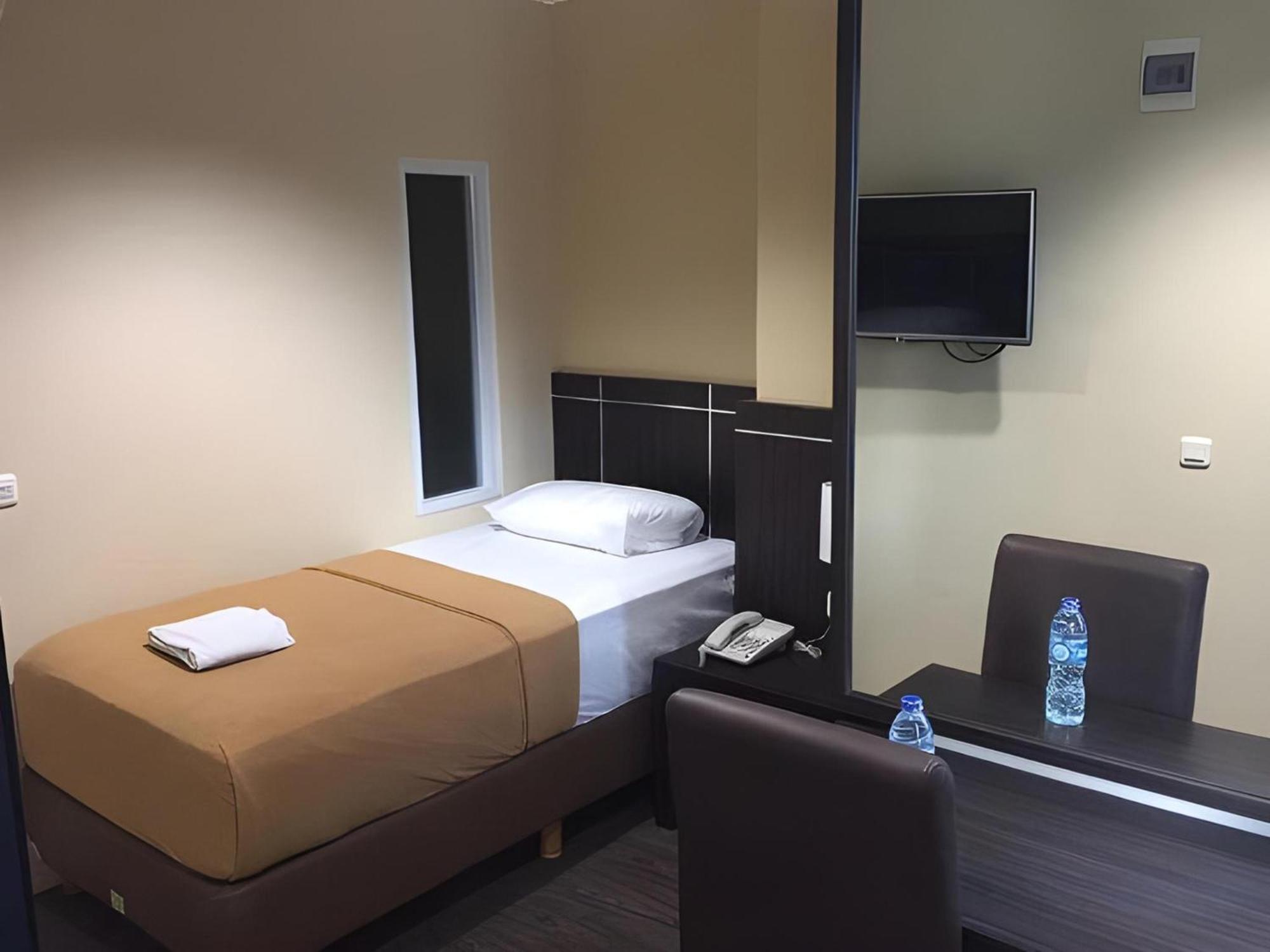 Super Oyo Townhouse Oak Hotel Fiducia 설퐁 외부 사진