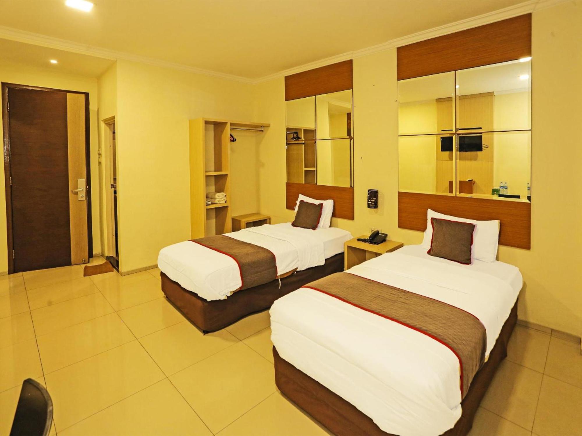 Super Oyo Townhouse Oak Hotel Fiducia 설퐁 외부 사진
