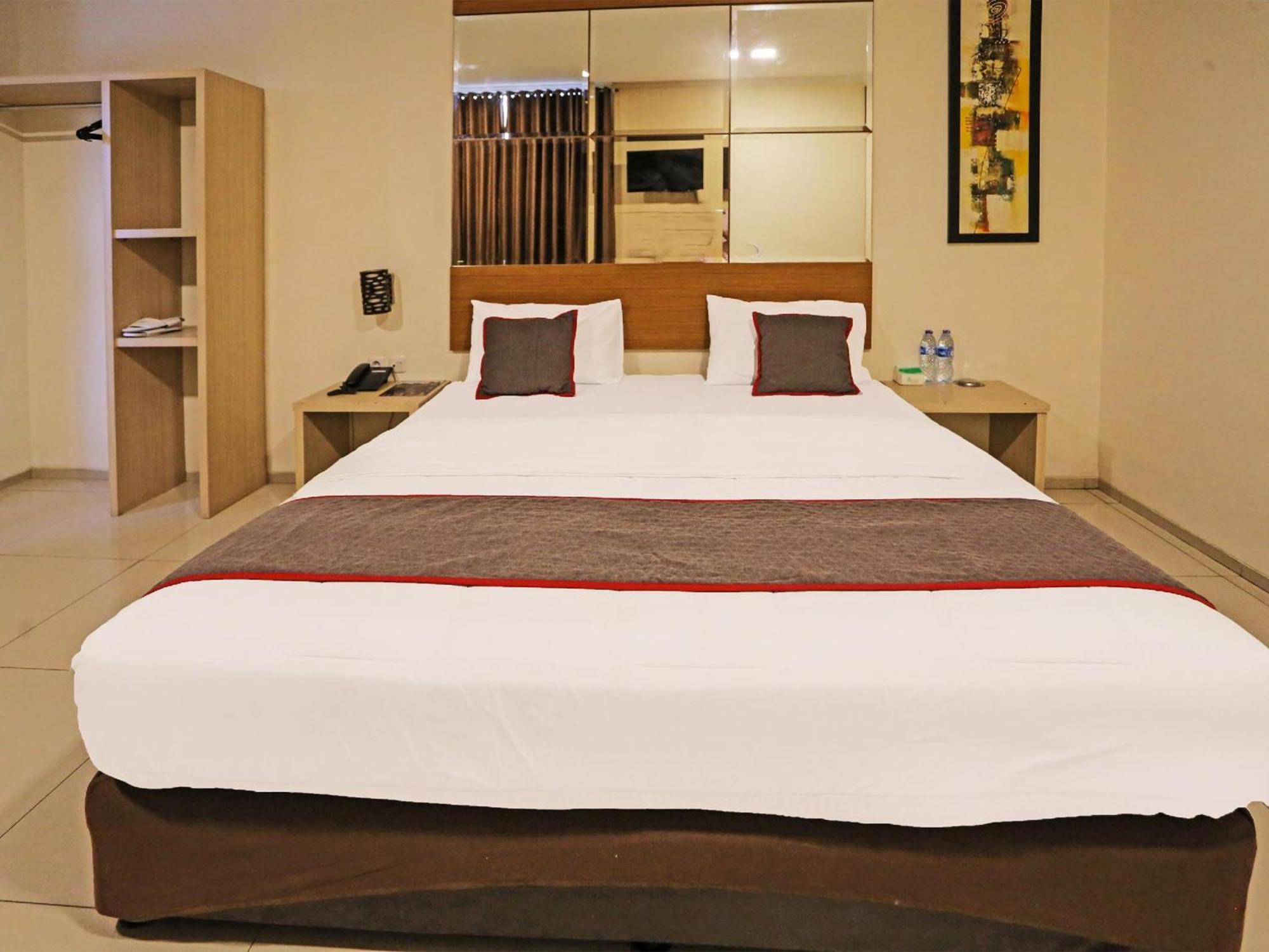 Super Oyo Townhouse Oak Hotel Fiducia 설퐁 외부 사진