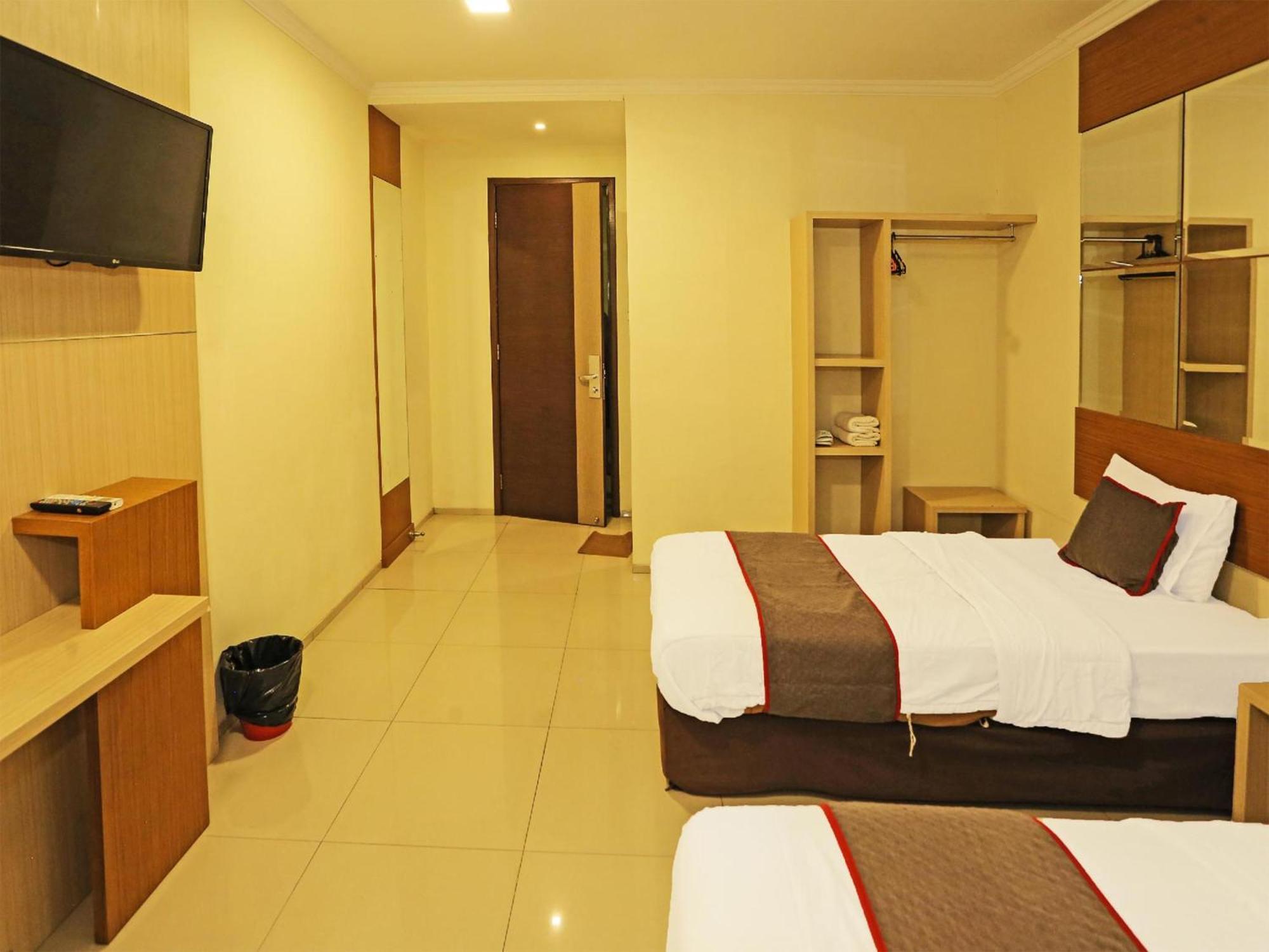Super Oyo Townhouse Oak Hotel Fiducia 설퐁 외부 사진