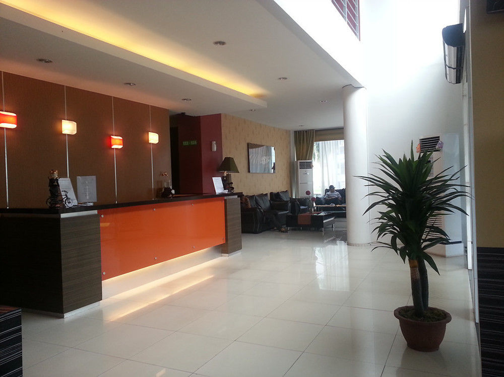 Super Oyo Townhouse Oak Hotel Fiducia 설퐁 외부 사진